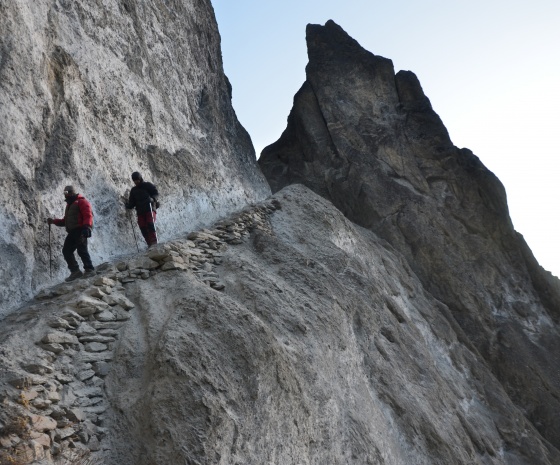 Trek Yak Kharka - Thorung Phedi (4500m/14764ft)/high camp (4700m/15420ft) approx. 9kms: 4-5 hours walk (B, L, D)