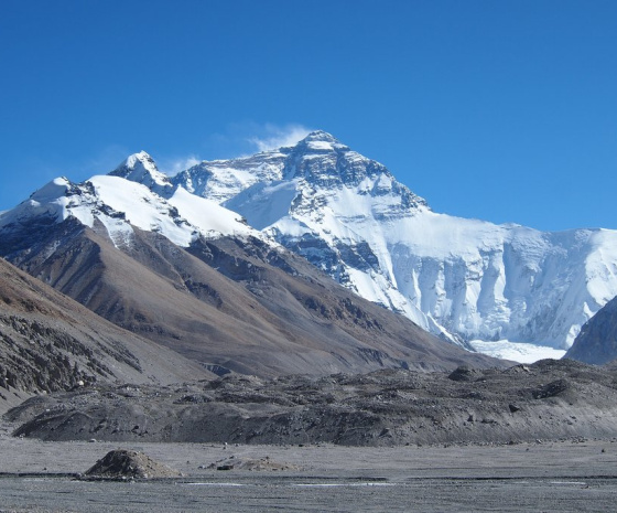 Make it to Everest Base Camp (5200m) (around 350km, 7-8hrs)